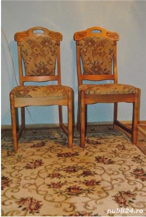 Doua scaune de lemn tapitate