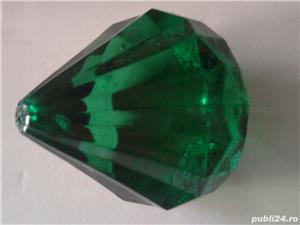 Piramide plexiglas verde transparent pt. birou copii, ornament de agatat la oglinda auto sau in brad