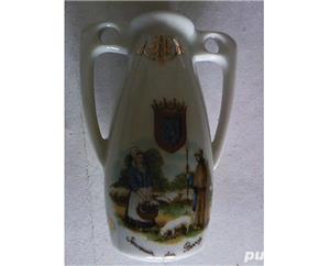 Vaza cu aur coloidal, suvenir vintage pastori portelan Du Berry Franta