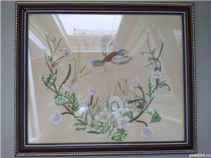 Tablou broderie vintage pasare in zbor printre flori Anglia