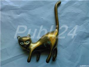 Suport vintage inele: pisica speriata avand coada ridicata din alama, bronz Anglia