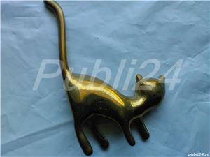 Suport vintage inele: pisica speriata avand coada ridicata din alama, bronz Anglia - imagine 2