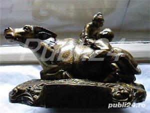 Taur ingenuncheat si doi copii pe spatele lui, decoratiune expresiva din resin vopsit cu bronz