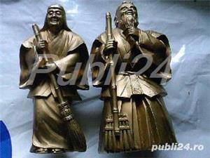 Maturatori asiatici: barbat si femeie cu maturi, figurine masive din alama