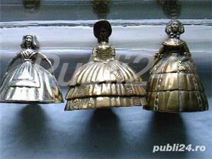 Set clopotei, dame purtand crinolina, alama bronz vintage Anglia