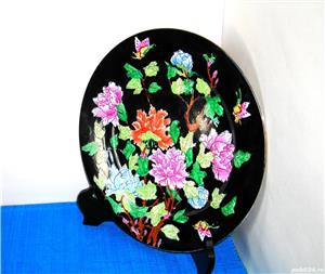Farfurie mare 27 cm portelan famille noire, pictata manual, anii 1900-1920 - marcaj Qianlong, Qing D - imagine 2