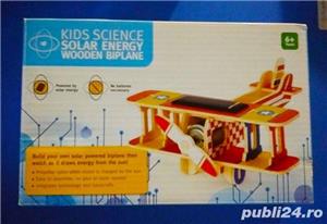 Avion BIPLAN solar, din lemn. 21 piese. Kit științific pentru copii