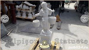 Statuetă țărancuța grădinăreasă, alb marmorat, model S14.