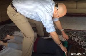 Execut masaj terapeutic persoanelor cu dureri articulare