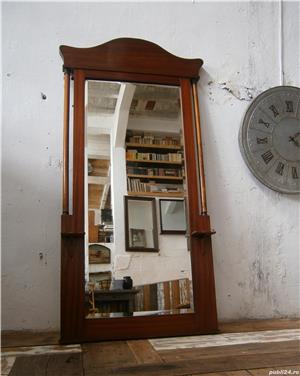 Oglinda veche din cristal cu rama din lemn (Mirror)