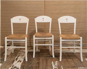 Scaune albe vechi din lemn, sezut din rachita, anii 1970 (Mid Century)