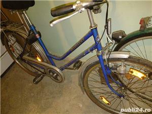 bicicletă de culoare albastră