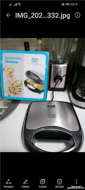 Vând sandwichmaker star Light nou nouț, are o. Mica ciobitura in spate la plastic puțin vizibila. 