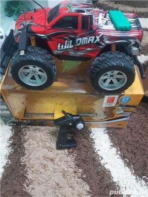 Vând mașinuță cu telecomandă în stare nouă