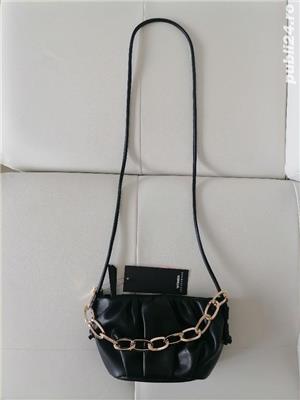 Vând poșetă fashion,  din piele ecologica,  un model deosebit,  un produs calitate.nou nouța. 