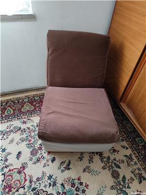 Fotoliu cu perne simplu vintage si scaune tapitate, mobila veche in stare buna