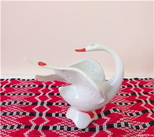 bibelou vechi lebada si buburuza, portelan figurina ceramica Romania made Curtea de Arges