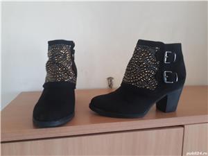 Vand botine marca GRACELAND negre cu pietricele aurii, marime 36-37, arata superb si impecabil