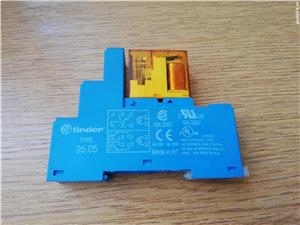 Releu electromagnetic Finder la 230V ac 8A cu soclu