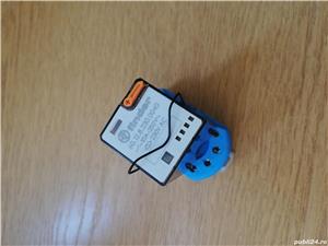 Releu Finder la 230V ac, contacte 2 x NO / NC 10A cu soclu - imagine 2