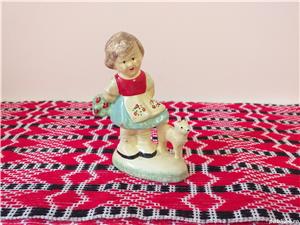 vechi bibelou din lut pictat, figurina fetita cu buchet de flori si pisica