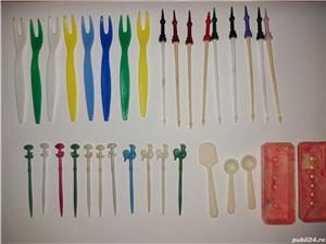 Set foarte vechi pentru aperitive, confectionate din plastic- anii 1960