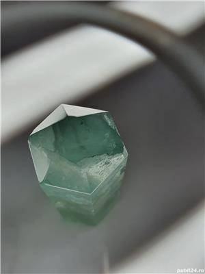 Floare de mina, mineral hexagonal verde transparent - imagine 8