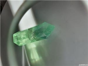 Floare de mina, mineral hexagonal verde transparent - imagine 4