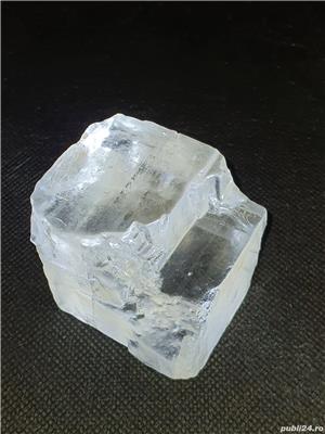 Floare de mina, mineral transparent cubic