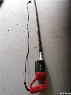 Închiriez vibrator beton.