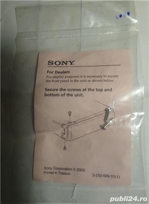 Set suruburi originale de la dealer auto - fixare suport player Sony