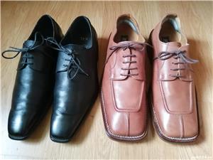 Vand doua perechi pantofi din piele naturala, marimea 44.