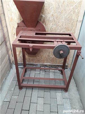 vand moara de bucate cu motor nou.