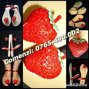 Papuci slapi dama capsuna supradimensionata pietre swarovski rosii verzi - imagine 2