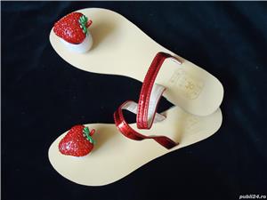 Papuci slapi dama capsuna supradimensionata pietre swarovski rosii verzi - imagine 4