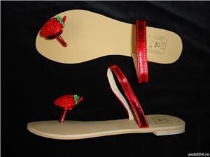 Papuci slapi dama capsuna supradimensionata pietre swarovski rosii verzi - imagine 10