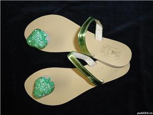 Papuci slapi dama capsuna supradimensionata pietre swarovski rosii verzi - imagine 12