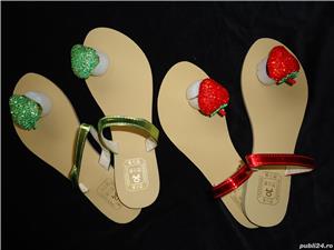 Papuci slapi dama capsuna supradimensionata pietre swarovski rosii verzi