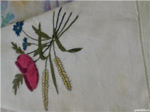 Fata de masa din in cu o floare 