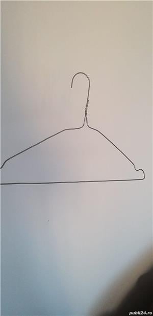 Vând 100 umerașe din sârmă, noi