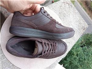 Adidasi piele Lacoste, mar. 42, UK 8 (26.5 cm) made in Thailand. - imagine 9