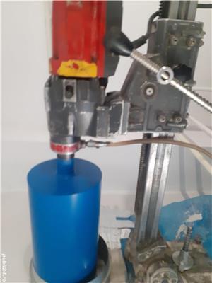 Mașina de dat gauri de hota și centrala in beton. 