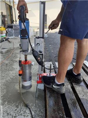 Mașina de dat gauri de hota și centrala in beton.  - imagine 5