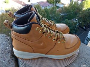 Pantofi sport Nike Manola Leather, mar. 41, UK 7 (26 cm) made in Vietnam.