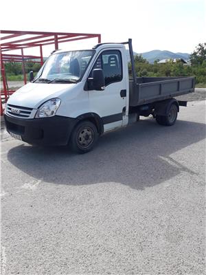 Efectuez transport cu autobasculantă.