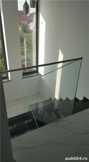 Balustradă cu panouri din sticlă