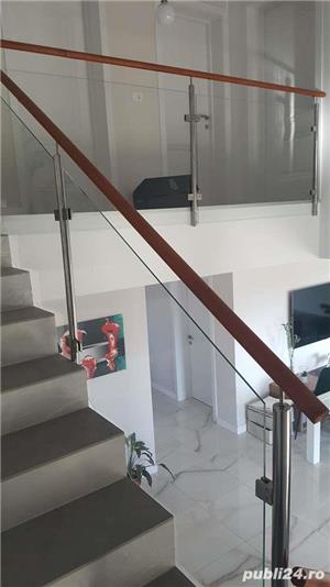 Balustradă din sticlă cu lemn masiv lăcuit