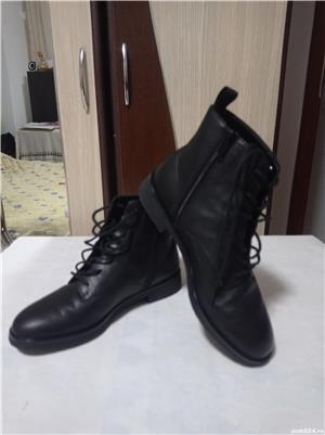 Ghete Damă,Clarks, Mărimea -35,5, piele Naturala.Pret- 300 de Lei Negociabil.