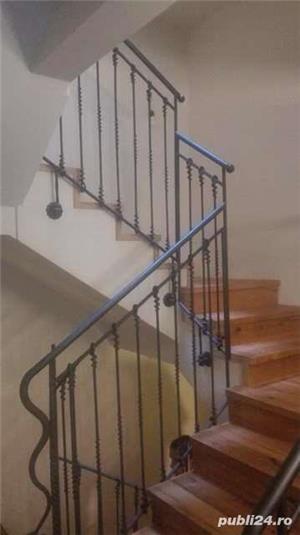 Balustradă asamblată din mai multe elemente cum ar fi spiralele din fier forjat