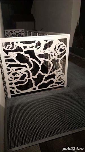 Această balustradă vopsită în culoarea alb are ca și model miezul trandafirului